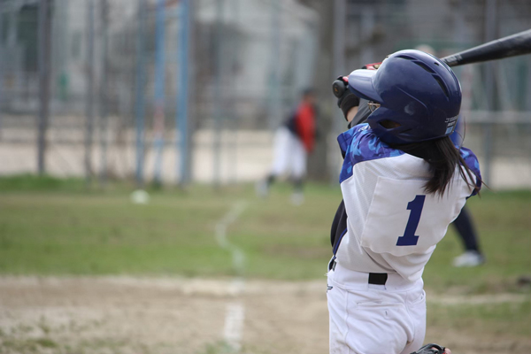 家族で公園でくつろいでいる画像