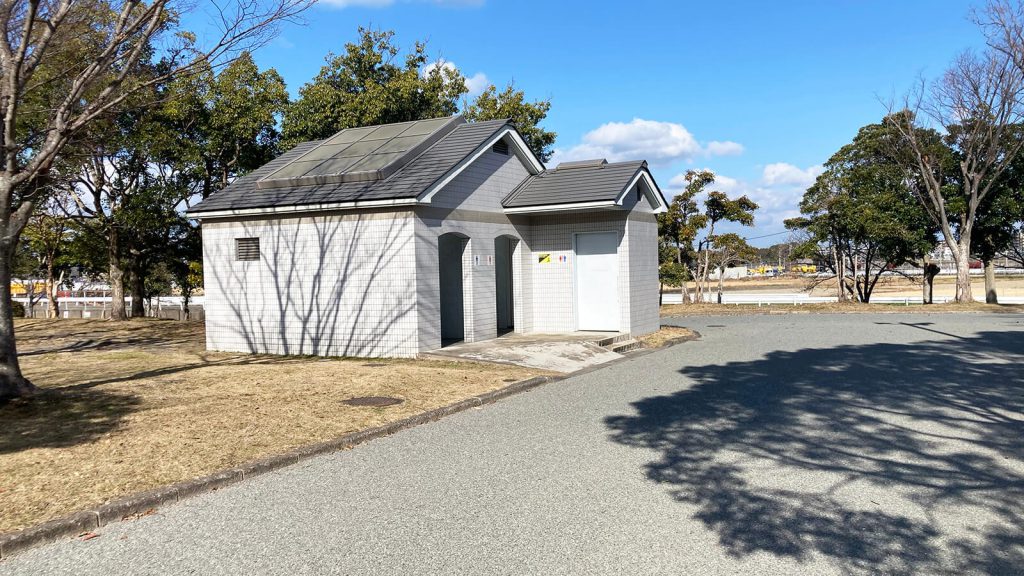 多目的球場側トイレ