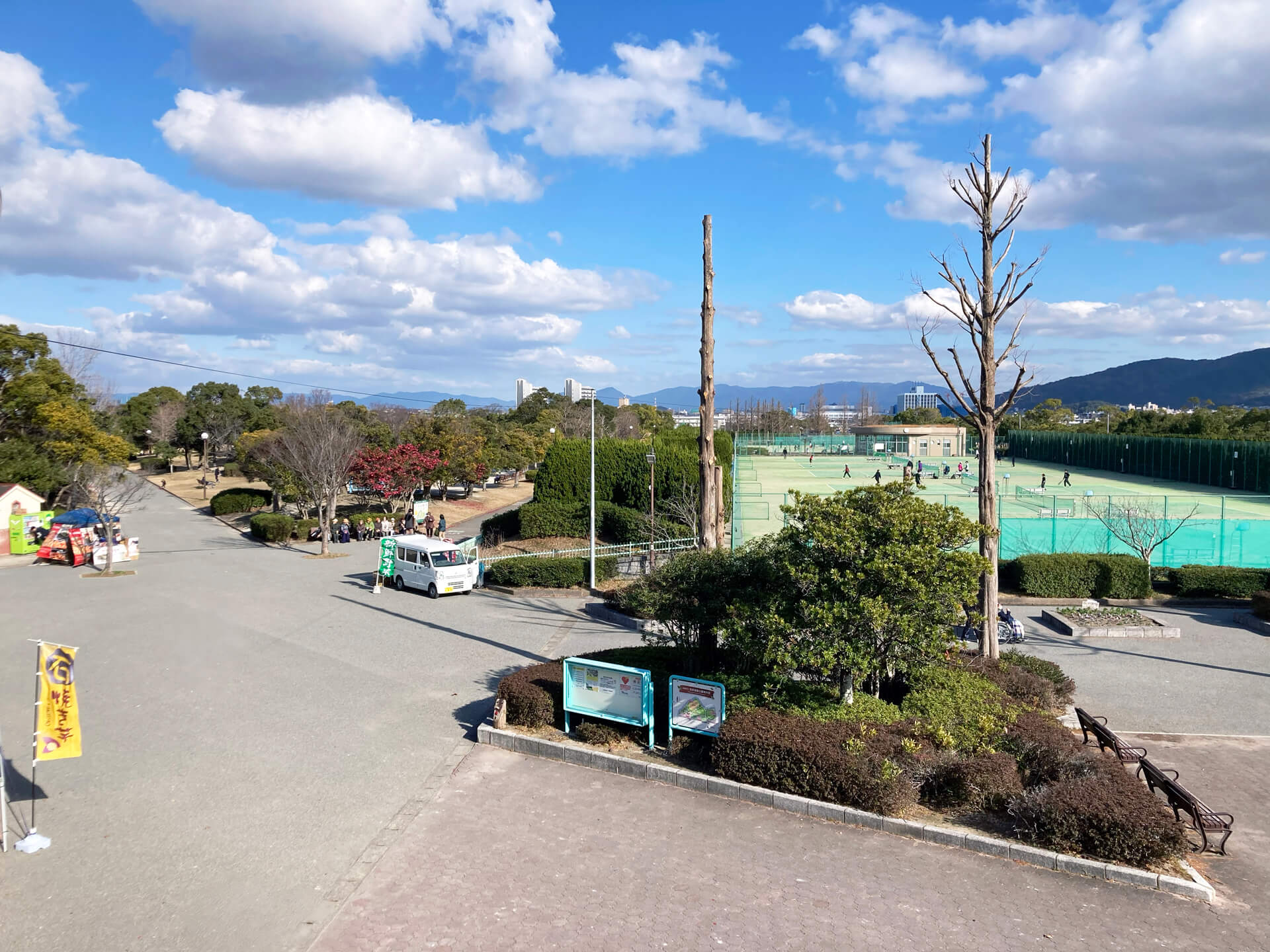西部運動公園の管理棟前広場