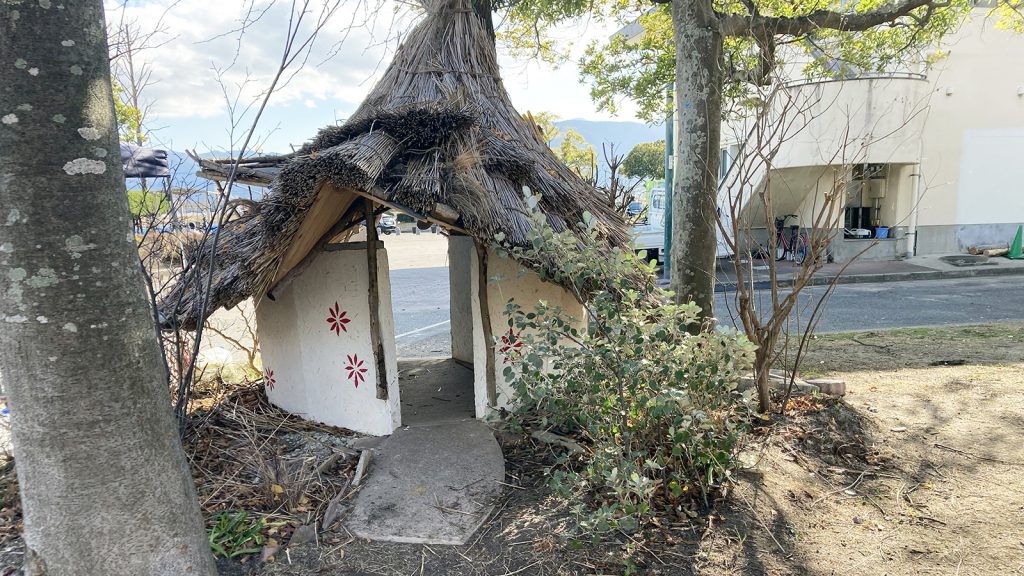 西部運動公園のビオトープエリアの小さな家